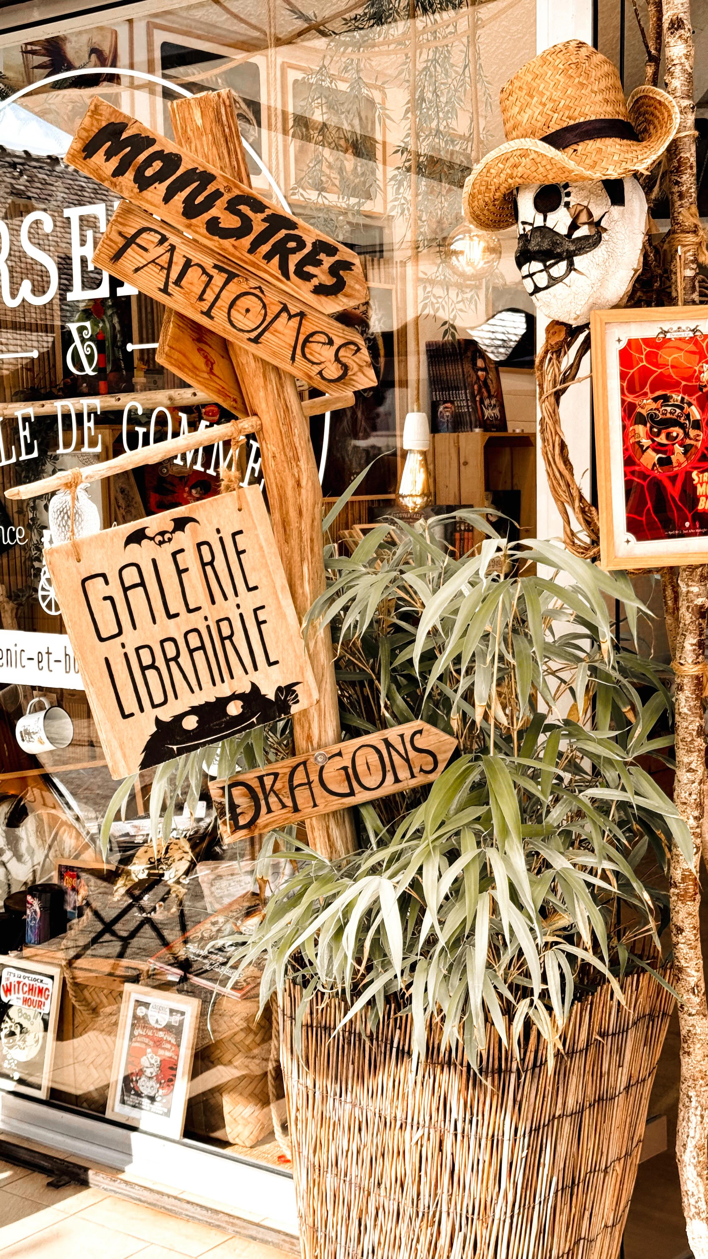 🐉 Arrivage de nouveautés @les_editions_actusf pour continuer à vous perdre dans les mondes fantastiques ! 

Comme chaque été, on attendait leurs romans avec impatience, car on sait qu’ils sont toujours choisis avec soins par notre ami Jérome. On leur a donné une place de choix aux côtés de nos monstrueuses créations !

📍Ouverture de notre galerie 7j/7 : 11h30 à 19h sauf dimanche 14h30 à 19h.
56 avenue des Druides, Carnac-plage 56340, Morbihan.

À très vite et plein de bonnes ondes, car le fantastique n’attend pas💫

𝖁𝖔𝖘 𝖘𝖊𝖗𝖛𝖎𝖙𝖊𝖚𝖗𝖘 𝖉𝖚 𝕭𝖎𝖟𝖆𝖗𝖗𝖊
.
.
.
#actusf #roman #arsenicetbouledegomme #galerie #livre #grimoire #beaulivreillustre #spooky #monstre #fantome #dragon #carnacplage #carnac #carinem #elianblackmor #fantastiquebook #morbihan #bretagne #bretagnetourisme #artistebreton