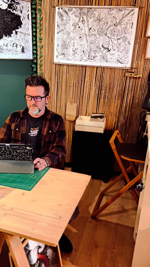 { UNBOXING 📦 10mn sans filtre, ni montage } — On vient de recevoir notre exemplaire de « L’ARTBOOK FOR THE NEXT GENERATIONS » auquel on a participé aux côtés de 84 artistes mondiaux des Arts Ludiques. 

Une fantastique idée pour fêter les 20 ans de notre galerie Art Ludique. 
Merci à Diane et Jean-Jacques pour leur passion de l’imaginaire, on a hâte de découvrir la suite de leurs aventures…

À très vite et plein de bonnes ondes, car le fantastique n’attend pas💫

𝖁𝖔𝖘 𝖘𝖊𝖗𝖛𝖎𝖙𝖊𝖚𝖗𝖘 𝖉𝖚 𝕭𝖎𝖟𝖆𝖗𝖗𝖊
Carine-M & Élian 
.
.
.
#artludique #artludiquelemusée #arsenicetbouledegomme #carinem #elianblackmor
#unboxing #artbook #carnac #artoninstagram #artistefrancais #createbyhumanforhuman #morbihan #bretagne #bretagnetourisme #artistebreton