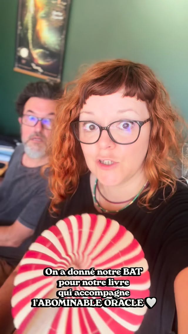 [Abominables prédictions 👁️] Canicule, coulisses & départ en impression du LIVRE DES AUGURES ! 🇫🇷🍃

En direct de notre galerie, un petit point de 5 minutes pour vous dévoiler les coulisses de la fabrication et le dernier update validé après la collecte grâce aux nombreuses précommandes à la galerie : une somptueuse couverture en papier offset avec double réserve de vernis relief sur les graphismes 🌟

⚠️ Point météo / fabrication : Les fichiers et le BAT sont calés, mais avec les fortes chaleurs de cet été, les ateliers et les machines de notre imprimeur tournent au ralenti pour éviter la surchauffe. Le grand passage sous les rotatives est donc programmé pour tout début septembre !

👉 Les précommandes sont encore ouvertes : Lien en Bio !

C’est le moment idéal pour acquérir cette version ultime de L’ABOMINABLE ORACLE, de son livre et des boosters au tarif préférentiel, avec tous les updates premium tout en OR déclenchés grâce à la 2ᵉ campagne Ulule 🤎

MILLE MERCIS, belle fin d’été (au frais !) et à très vite pour la suite… LE JEU !
Carine-M & Élian
𝐓𝐞𝐬 𝖘𝖊𝖗𝖛𝖎𝖙𝖊𝖚𝖗𝖘 𝖉𝖚 𝕭𝖎𝖟𝖆𝖗𝖗𝖊 🕸️ & 𝐆𝐫𝐚𝐨𝐨𝐮𝐦 👁️👁️👁️