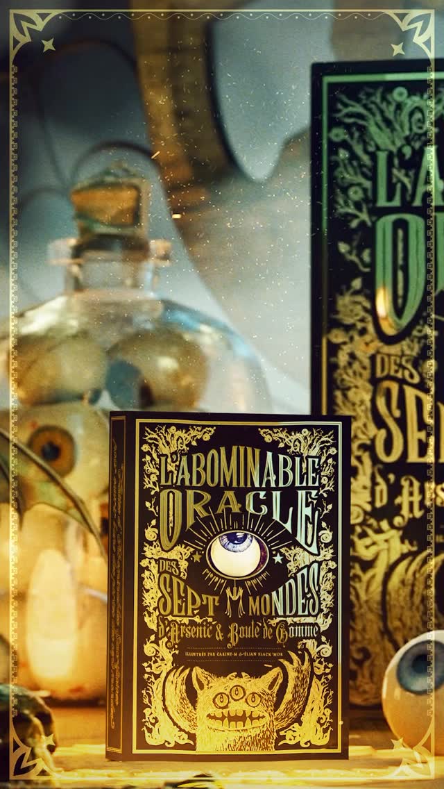 👁️ [Ulule Oracle] « Ils sont les murmures derrière les boiseries, les courants d’air dans les couloirs déserts... Les fantômes ne sont pas seulement des souvenirs, ils sont les gardiens de nos peurs les plus précieuses. » — empreinte mémoriel de L’Épouvante Encyclopédie des Fantômes de Pierre Dubois.

Ces mots, extraits de l’ouvrage que nous avons eu l’honneur d’illustrer avec Pierre, ont infusé chaque trait des 6 cartes Augures du Monde des Fantômes. 🕯️

Aujourd’hui, ces spectres s’invitent dans l’Abominable Oracle au graphisme soigné, où l’or souligne le mystère des apparitions et l’élégance de l’au-delà.

👻 REJOINS L’AVENTURE SUR ULULE (Lien en BIO) ! 

L’Oracle est bien plus qu’un jeu, c’est un grimoire qui s’animera sous vos doigts.

Carine-M & Élian, 
𝐓𝐞𝐬 𝖘𝖊𝖗𝖛𝖎𝖙𝖊𝖚𝖗𝖘 𝖉𝖚 𝕭𝖎𝖟𝖆𝖗𝖗𝖊 🕸️

@la_fraise_carnivore @elian_black_mor @ulule 

. 
. 
. 
#ArsenicEtBouleDeGomme #AbominableOracle #Ulule #Crowdfunding #IllustrationArt JeuDeCartes Imaginaire