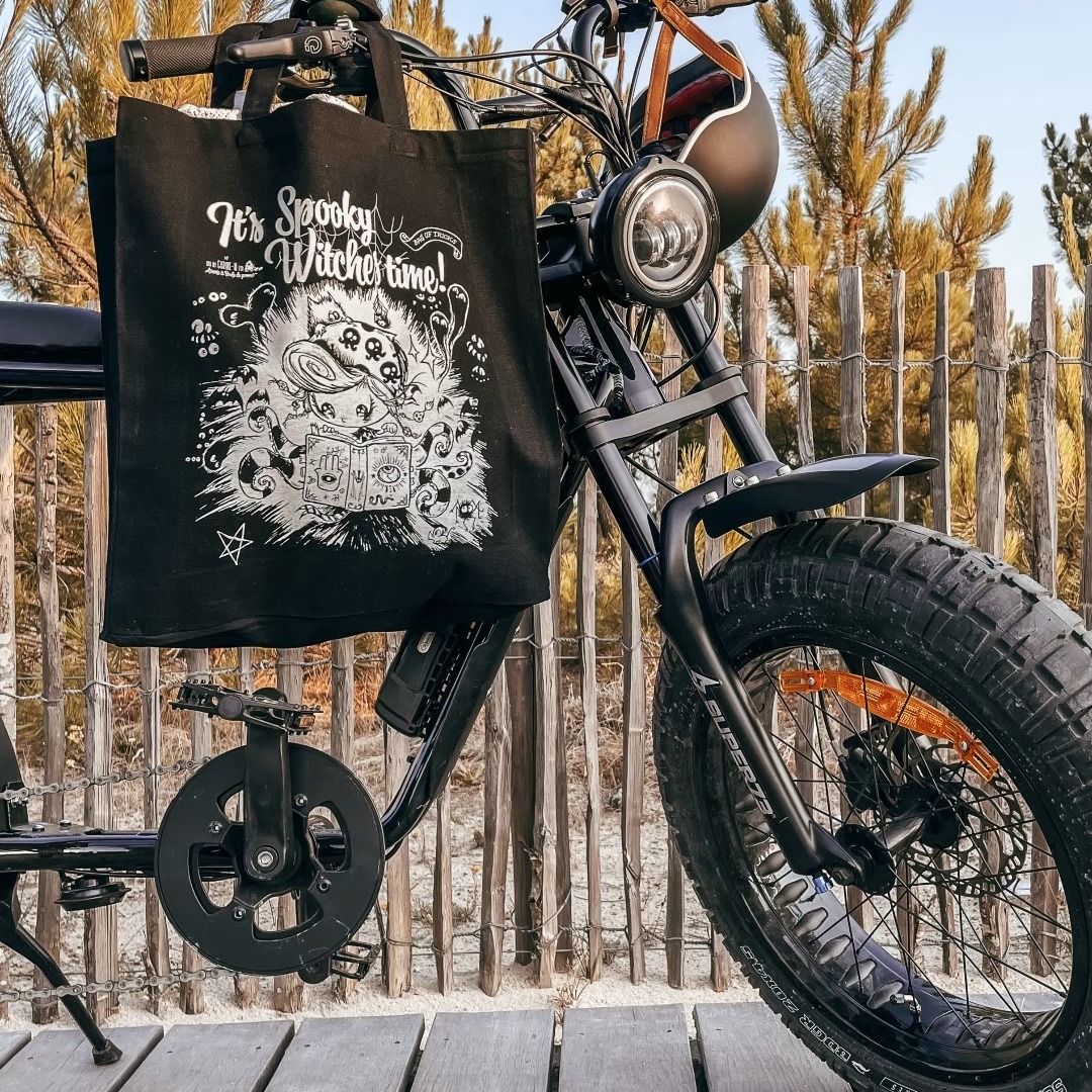 🎃 Le compte à rebours d’Halloween est lancé ! Et voici la première de nos abominables nouvelles pour accompagner la fin de l'été : nos cabas noirs sont de retour pour vous aider à prendre les chemins de traverse cet automne (notre – et sûrement votre – saison préférée !). 🍂

Frappés de l’Oculus Malignus, devenu au fil du temps le second emblème du Studio Arsenic, ils se déclinent en deux versions. À vous de faire votre choix :
👁️ Le cabas « Spooky » : illustré de notre mascotte fétiche @spooky_les_contes_de_travers en pleine lecture de son grimoire, sous la protection de l’œil magique. 👁️ Le cabas « Oculus » : avec son regard hypnotique en format XXL (celui qui veille sur notre fat bike !).

✨ Leurs petits secrets : Tous deux sont sérigraphiés à Nantes avec une toile solide en coton bio recyclé. Et la grande nouveauté de la saison : ils sont désormais lavables en machine à 30° !

Alors, dis-nous tout... Lequel des deux te fait de l’œil ? 😉

Carine-M & Élian
𝖁𝖔𝖘 𝖘𝖊𝖗𝖛𝖎𝖙𝖊𝖚𝖗𝖘 𝖉𝖚 𝕭𝖎𝖟𝖆𝖗𝖗𝖊