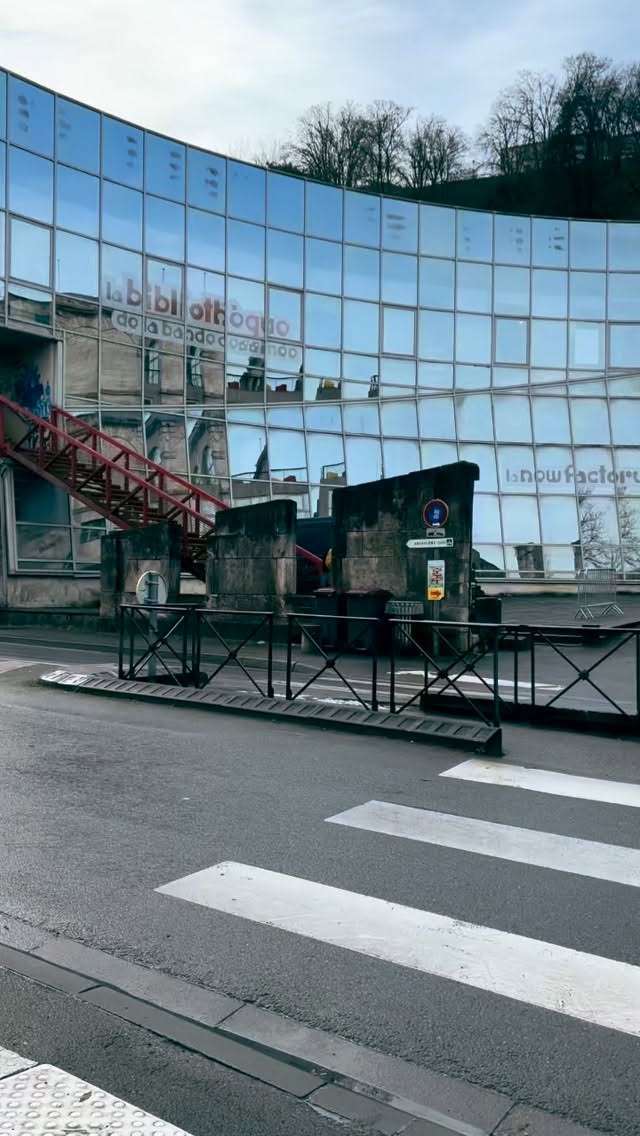 📍À la recherche d’@arsenic_et_bouledegomme dans les rues d’Angoulême ? 
Un indice : trouvez l’ancien musée de la bande-dessinée et vous serez sur la bonne voie pour nous trouver, nous et tous les éditeurs indépendants invités par les @lescolocsdelabd pour @legrandoffangouleme

À tout de suite @legrandoffangouleme !

𝖁𝖔𝖘 𝖘𝖊𝖗𝖛𝖎𝖙𝖊𝖚𝖗𝖘 𝖉𝖚 𝕭𝖎𝖟𝖆𝖗𝖗𝖊
Carine-M & Élian 
.
.
.
#legrandoffangouleme #editeurindependants #angouleme #arsenicetbouledegomme livreillustré sa